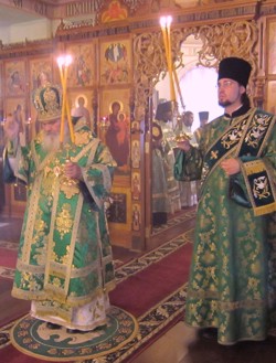 Фото, остров Русский. В День обретения мощей прп. Серафима Саровского архиепископ Владивостокский и Приморский Вениамин совершает Божественную литургию в храме Свято-Серафимовского мужского монастыря