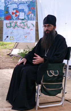 Фото. Владивосток, бухта Горностай. Епископ Уссурийский Иннокентий, викарий Владивостокской епархии, беседует с участниками Дальневосточного слета православной молодежи