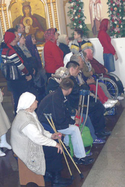 Фото. Владивосток. Среди прихожан Покровского кафедрального собора - люди с ограниченными возможностями