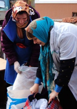 Фото. Владивосток. Пожертвования, теплые вещи и продукты, передаваемые в пункт помощи епархии, православные добровольцы распределяют между нуждающимися