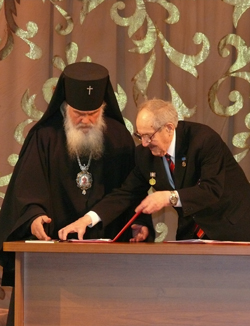 Фото. Владивосток. Подписание соглашения о сотрудничестве между епархией и городским советом ветеранов