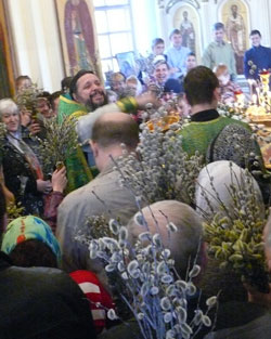 Фото. Владивосток. Освящение вербы в храме св. равноап. Кирилла и Мефодия