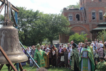 Митрополит Вениамин освятил колокол в Свято-Серафимовском монастыре