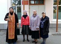 Пациентов Спасской больницы навестили священник и прихожане