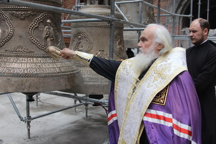 Митрополит Вениамин совершил Чин освящения колоколов для строящегося Спасо-Преображенского собора