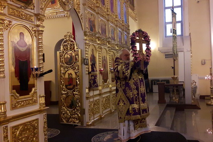 В Неделю Крестопоклонную митрополит Вениамин совершил чин выноса Честнаго Креста Господня