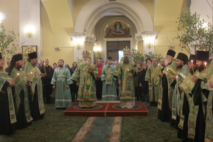 Митрополит Вениамин и епископ Иннокентий возглавили праздничную соборную вечерню на Духов день