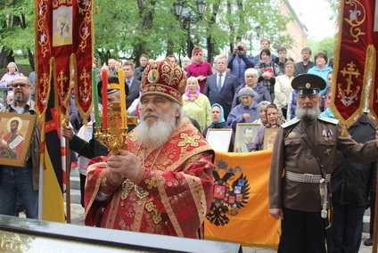 Митрополит Вениамин возглавил служение молебна у Николаевской арки
