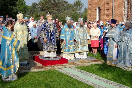 Соборной службой и наградами отмечен престольный праздник в Богородице-Рождественском монастыре