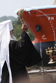 Митрополит Вениамин освятил спущенный на воду танкер 