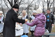 Волонтеры Православной службы «Милосердие» кормят малоимущих и бездомных города Находки