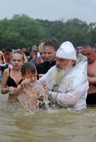 Более 300 человек приняли Святое Крещение на водоёме под Уссурийском