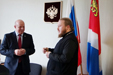 Приморский омбудсмен вручил мандат члена комиссии по правам человека руководителю отдела Владивостокской епархии по тюремному служению