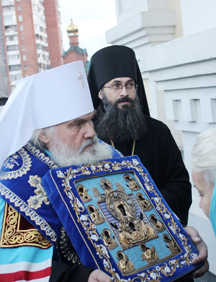 Порядка 15 тысяч человек во Владивостоке почтили Чудотворный Курский-Коренной образ Божией Матери 
