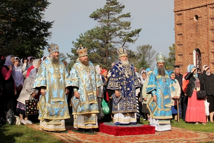 Соборная служба к 25-летию возрождения Богородице-Рождественской обители собрала сотни паломников