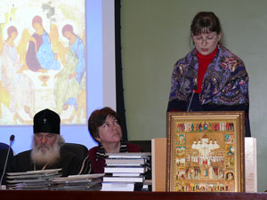 Фото. Владивосток. Выступление Н. Загубной, студентки 3 курса отделения теологии и религиоведения ДВГУ