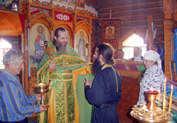 Фото. Сергеевка, иерей Александр Жолобов и игумен Варнава (Литвин)