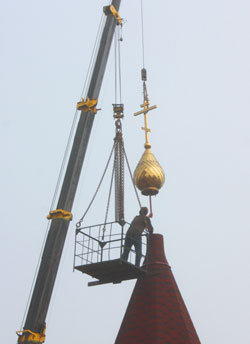 Фото. Бровничи. Установка куполов с крестами на храм Воскресения Христова в Партизанском районе