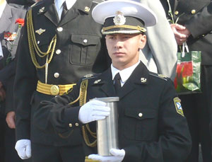 Фото. Владивосток. Почетный караул с гильзой с освященной брестской землей у мемориала Боевой славы