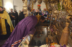 Фото, Москва. 27 июня 2012 года архиереи и священники Приморской митрополии посещают столичные храмы. Епископ Арсеньевский и Дальнегорский Гурий у святых мощей угодницы Божией Матроны Московской в храме Покровского монастыря