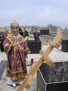 Фото, архиепископ Владивостокский и Приморский Вениамин совершил чин освящения закладки храма в честь Порт-Артурской иконы Божией Матери