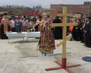 Фото, архиепископ Владивостокский и Приморский Вениамин совершил чин освящения закладки храма в честь Порт-Артурской иконы Божией Матери