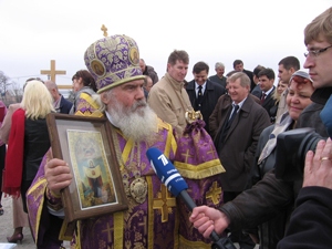 Фото, архиепископ Владивостокский и Приморский Вениамин совершил чин освящения закладки храма в честь Порт-Артурской иконы Божией Матери