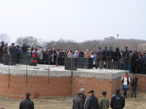 Фото, архиепископ Владивостокский и Приморский Вениамин совершил чин освящения закладки храма в честь Порт-Артурской иконы Божией Матери