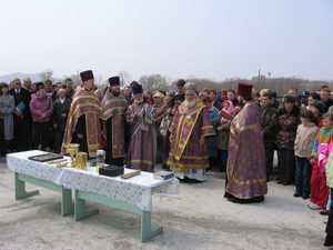 Фото, архиепископ Владивостокский и Приморский Вениамин совершил чин освящения закладки храма в честь Порт-Артурской иконы Божией Матери
