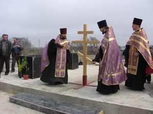 Фото, архиепископ Владивостокский и Приморский Вениамин совершил чин освящения закладки храма в честь Порт-Артурской иконы Божией Матери