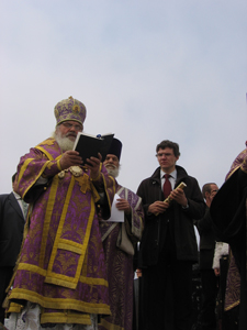 Фото, архиепископ Владивостокский и Приморский Вениамин совершил чин освящения закладки храма в честь Порт-Артурской иконы Божией Матери