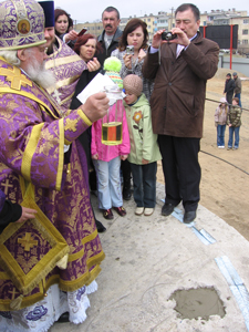 Фото, архиепископ Владивостокский и Приморский Вениамин совершил чин освящения закладки храма в честь Порт-Артурской иконы Божией Матери