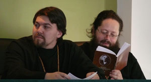 Фото. Владивосток. Гости из Хабаровска иерей Василий (слева) и иеромонах Никанор (Лепешев) на IV межрегиональной конференции, посвященной памяти новомучеников