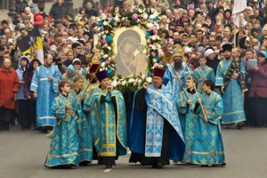 Фото. Владивосток. В день празднования Казанской иконы Божией Матери участниками общегородского крестного хода стали более 2 тысяч человек