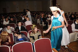 Фото. Владивосток, I Рождественский бал. Конкурс с яблоками