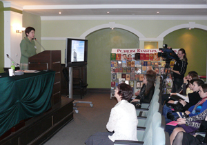 Фото. Владивосток. На открытии конференции «Религия. Культура. Человек» выступает зам. зав. кафедрой теологии и религиоведения Анна Здор