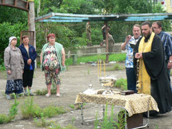 Фото, Корсаковка. 4 июля 2012 года клирик Владивостокской епархии игумен Роман (Медведев) совершил молебен перед началом всякого дела в селе Корсаковка Уссурийского района Приморского края