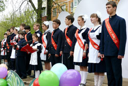 Фото. Владивосток. Выпускники Православной гимназии 2011 года на торжествах в День памяти свв. равноапп. Мефодия и Кирилла, учителей Словенских