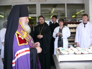 Фото, архиепископ Вениамин совершил освящение куличей на предприятии «Владхлеб»