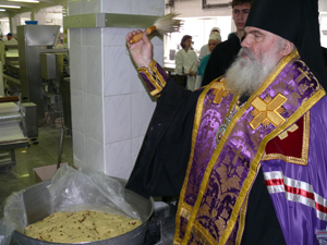 Фото, архиепископ Вениамин совершил освящение куличей на предприятии «Владхлеб»