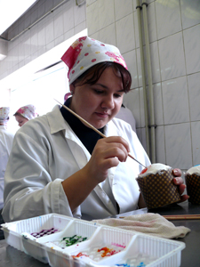 Фото, архиепископ Вениамин совершил освящение куличей на предприятии «Владхлеб»