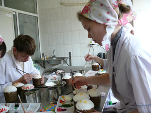 Фото, архиепископ Вениамин совершил освящение куличей на предприятии «Владхлеб»