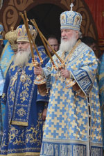 Фото. Владивосток. 21 сентября 2012 года. Святейший Патриарх Московский и всея Руси Кирилл и митрополит Владивостокский и Приморский Вениамин за праздничной Литургией на центральной площади