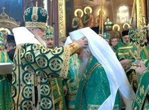 Фото. Москва, Сергиев Посад. Троице-Сергиевая <a href='http://www.700-let.ru' target=_blank>лавра</a>. Святейший Патриарх Московский и всея Руси Кирилл возводит в сан митрополита архиепископа Владивостокского и Приморского Вениамина за Божественной литургией в Успенском соборе