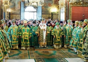 Фото. Москва, Сергиев Посад. Троице-Сергиевая <a href='http://www.700-let.ru' target=_blank>лавра</a>. Божественная литургия в Успенском соборе, за которой Святейший Патриарх Московский и всея Руси Кирилл возводит в сан митрополитов ряд архиереев Русской Православной Церкви