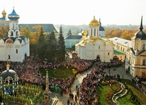 Фото. Москва, Сергиев Посад. Троице-Сергиевая <a href='http://www.700-let.ru' target=_blank>лавра</a>. В День памяти Преставления преподобного Сергия Радонежского Святейший Патриарх Московский и всея Руси Кирилл возглавил здесь Божественную литургию в Успенском соборе. За Литургией Предстоятель Русской Православной Церкви возвел в сан митрополитов ряд архиереев