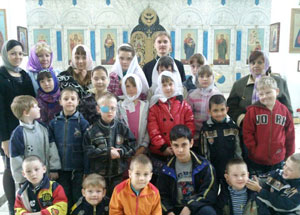 Фото. Арсеньев. Православная молодежь помогает проводить в храме Благовещения Пресвятой Богородицы экскурсии для школьников