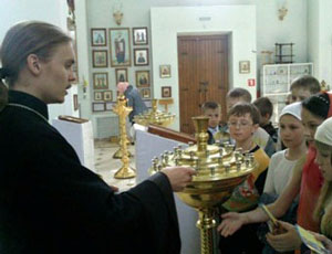 Фото. Арсеньев. Духовенство храма Благовещения Пресвятой Богородицы окормляет школьников, участников Православного молодежного движения