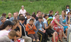 Молодежь на краевом слете в деревне «Семейный очаг»