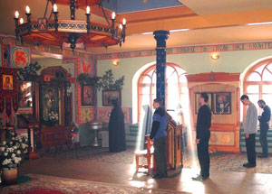 Фото. Владивосток, <a  data-cke-saved-href='http://www.ostrov-grad.ru' href='http://www.ostrov-grad.ru' target=_blank>остров</a> Русский. Молитва в храме прп. Серафима Саровского, расположенном на территории Свято-Серафимовского мужского монастыря